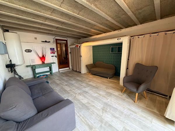 Location maison de village T3 meublée et équipée avec balcon, mezzanine et stationnement à proximité de Peyriac-Minervois