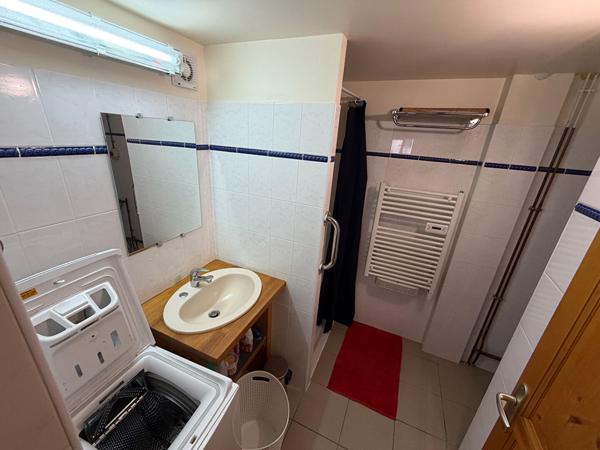 Location maison de village T3 meublée et équipée avec balcon, mezzanine et stationnement à proximité de Peyriac-Minervois