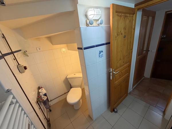 Location maison de village T3 meublée et équipée avec balcon, mezzanine et stationnement à proximité de Peyriac-Minervois