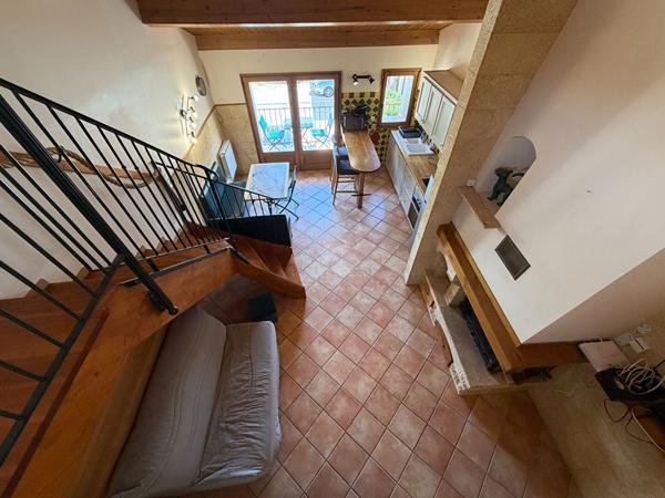 Location maison de village T3 meublée et équipée avec balcon, mezzanine et stationnement à proximité de Peyriac-Minervois