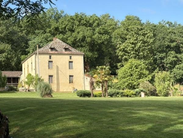 Dpt Gers (32), PLAISANCE proche, ELEGANTE PROPRIETE RURALE XVIIIs, sur 5300m2 clos, un peu cachée, au bout d un chemin.