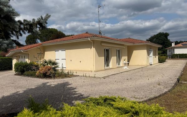 Maison à vendre    4 pièces •  Roquefort