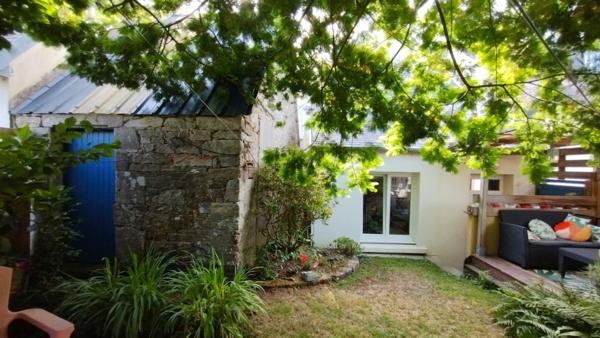 Maison à vendre 4 pièces PLEUVEN (29) centre bourg, jardin, vieux charme et confort moderne