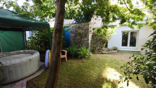 Maison à vendre 4 pièces PLEUVEN (29) centre bourg, jardin, vieux charme et confort moderne