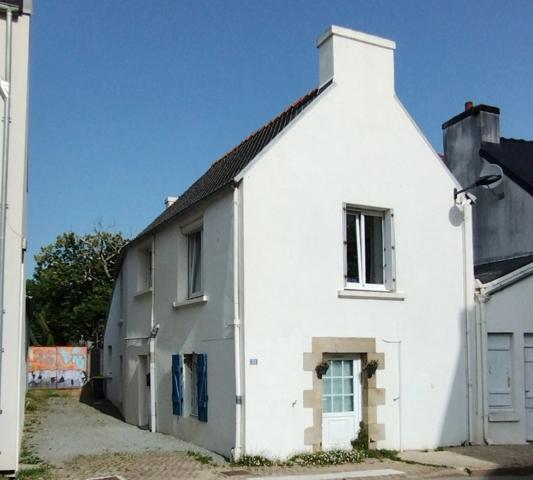 Maison à vendre 4 pièces PLEUVEN (29) centre bourg, jardin, vieux charme et confort moderne