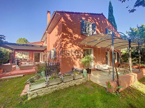 Ancienne bergerie rénovée de plus de 225 m2 sur terrain de plus de 1800m2, piscine