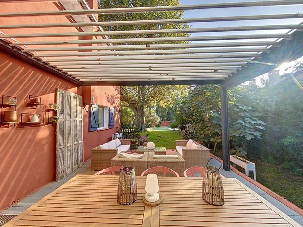 Ancienne bergerie rénovée de plus de 225 m2 sur terrain de plus de 1800m2, piscine