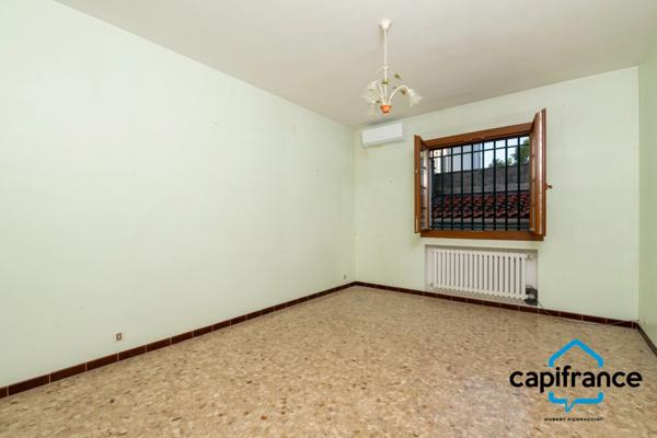 Sanary Port à pied/  Appartement en RDC de 114 m2,  S/Sol de 187 m2  et terrain 318 m2 /garage. 10mn du port