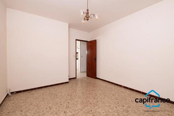 Sanary Port à pied/  Appartement en RDC de 114 m2,  S/Sol de 187 m2  et terrain 318 m2 /garage. 10mn du port