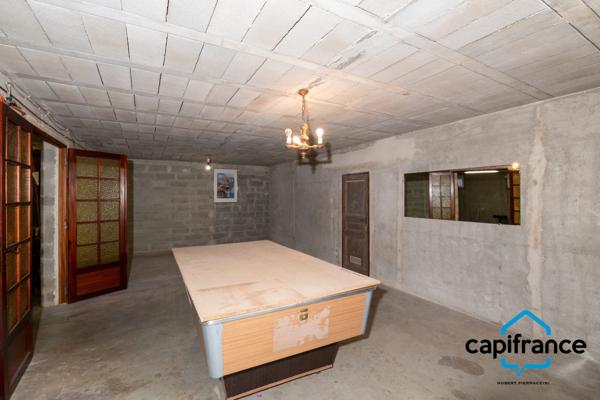 Sanary Port à pied/  Appartement en RDC de 114 m2,  S/Sol de 187 m2  et terrain 318 m2 /garage. 10mn du port