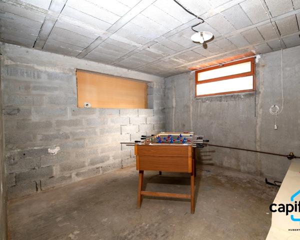 Sanary Port à pied/  Appartement en RDC de 114 m2,  S/Sol de 187 m2  et terrain 318 m2 /garage. 10mn du port