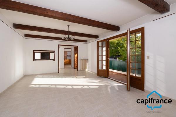 Sanary Port à pied/  Appartement en RDC de 114 m2,  S/Sol de 187 m2  et terrain 318 m2 /garage. 10mn du port