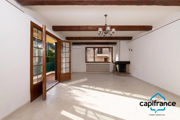 Sanary Port à pied/  Appartement en RDC de 114 m2,  S/Sol de 187 m2  et terrain 318 m2 /garage. 10mn du port