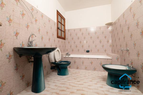 Sanary Port à pied/  Appartement en RDC de 114 m2,  S/Sol de 187 m2  et terrain 318 m2 /garage. 10mn du port