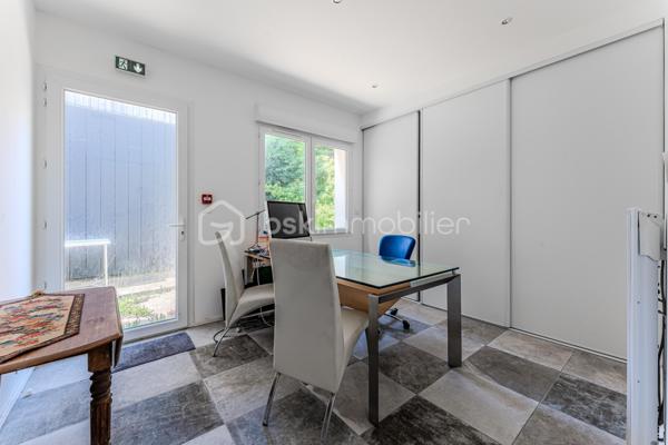 Local d activites de 105 m²