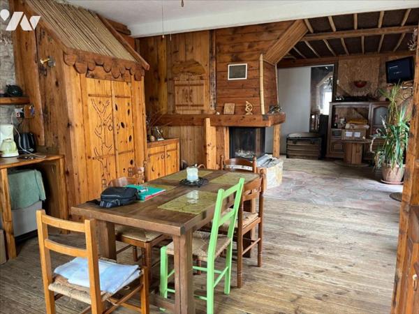 MAISON ATYPIQUE A DEUX PAS DU CENTRE VILLE DE DOLE