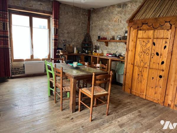 MAISON ATYPIQUE A DEUX PAS DU CENTRE VILLE DE DOLE