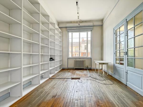 Exclusivité ERA Immobilier Melun ? Local de 135 m² avec terrasse en plein centre-ville de Melun
