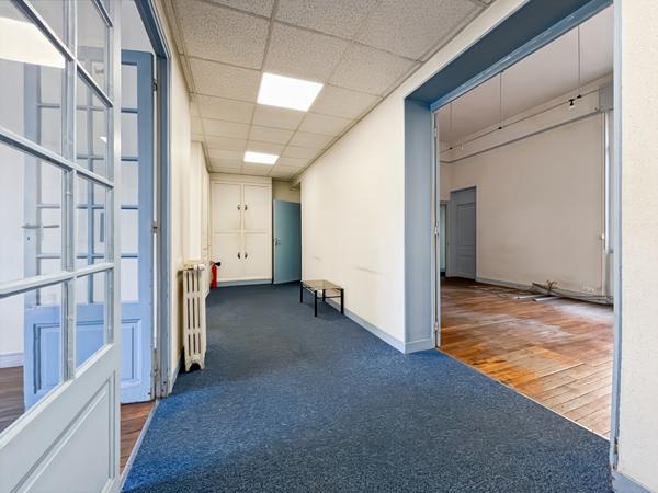 Exclusivité ERA Immobilier Melun ? Local de 135 m² avec terrasse en plein centre-ville de Melun