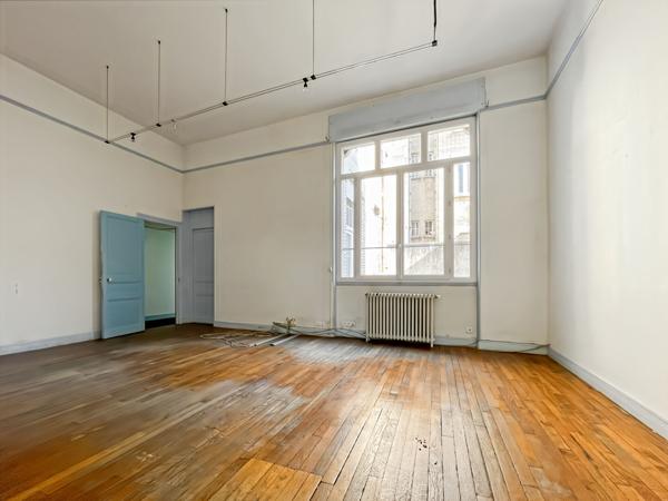 Exclusivité ERA Immobilier Melun ? Local de 135 m² avec terrasse en plein centre-ville de Melun