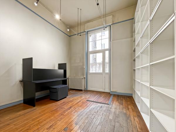 Exclusivité ERA Immobilier Melun ? Local de 135 m² avec terrasse en plein centre-ville de Melun