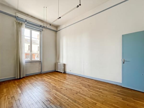 Exclusivité ERA Immobilier Melun ? Local de 135 m² avec terrasse en plein centre-ville de Melun