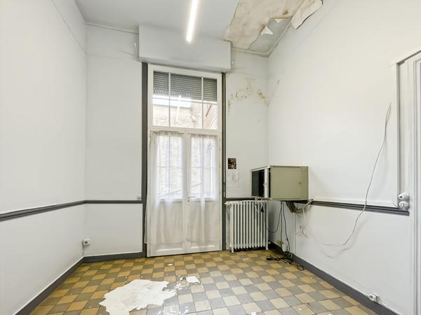 Exclusivité ERA Immobilier Melun ? Local de 135 m² avec terrasse en plein centre-ville de Melun