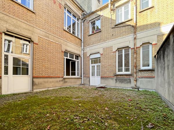 Exclusivité ERA Immobilier Melun ? Local de 135 m² avec terrasse en plein centre-ville de Melun