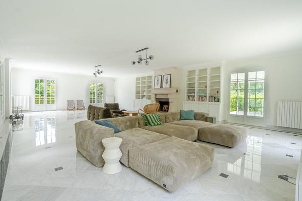 Propriété haut de gamme avec jardin, piscine et court de tennis