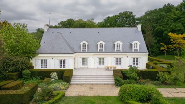 Propriété haut de gamme avec jardin, piscine et court de tennis