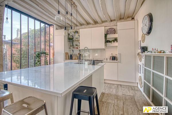 La Celle Saint-Cloud Les Gressets Maison 9 pièces 219m² habitables (310m² au sol ) sur parcelle de 680 m² avec garage et piscine 1 450 000 € **  - Référence  28212