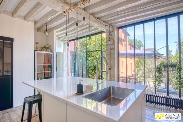 La Celle Saint-Cloud Les Gressets Maison 9 pièces 219m² habitables (310m² au sol ) sur parcelle de 680 m² avec garage et piscine 1 450 000 € **  - Référence  28212