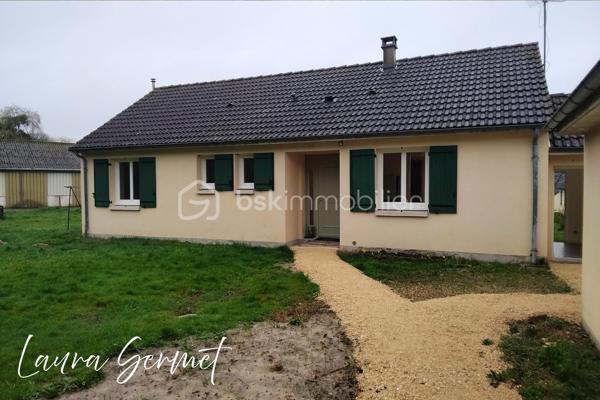 Située dans un lotissement calme de la commune d’Anjouin, à seulement quelques pas de l’école (il suffit de traverser la route), cette maison de plain-pied mitoyenne par le cellier offre un cadre de vie pratique et agréable.

D’une superficie d’environ 80 m², elle se compose :

D’une entrée spacieuse
D’une pièce de vie très lumineuse
Une cuisine moderne entièrement aménagée et équipée (four, micro ondes, lave vaisselle, frigo)
De 3 chambres
D’une salle d’eau
De WC séparés
D’un cellier de 8 m²
D’un garage de 16 m²

Le tout sur un terrain d’environ 800 m².

✨ Maison entièrement rénovée : aucun travaux à prévoir.

Chauffage par poêle à granulés moderne, à la fois performant et esthétique.

Les extérieurs offrent encore des possibilités d’aménagement selon vos envies (clôture, portail, paysagisme…), pour créer un espace parfaitement adapté à votre projet de vie.

📍 Localisation idéale :
Vatan à environ 10 minutes
Châteauroux à environ 30 minutes
Paris à environ 2h30

Un bien clé en main, idéal pour une famille ou pour un premier achat.
📩 Pour plus d’informations ou organiser une visite, contactez-moi.