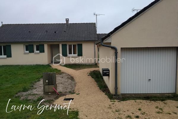 Située dans un lotissement calme de la commune d’Anjouin, à seulement quelques pas de l’école (il suffit de traverser la route), cette maison de plain-pied mitoyenne par le cellier offre un cadre de vie pratique et agréable.

D’une superficie d’environ 80 m², elle se compose :

D’une entrée spacieuse
D’une pièce de vie très lumineuse
Une cuisine moderne entièrement aménagée et équipée (four, micro ondes, lave vaisselle, frigo)
De 3 chambres
D’une salle d’eau
De WC séparés
D’un cellier de 8 m²
D’un garage de 16 m²

Le tout sur un terrain d’environ 800 m².

✨ Maison entièrement rénovée : aucun travaux à prévoir.

Chauffage par poêle à granulés moderne, à la fois performant et esthétique.

Les extérieurs offrent encore des possibilités d’aménagement selon vos envies (clôture, portail, paysagisme…), pour créer un espace parfaitement adapté à votre projet de vie.

📍 Localisation idéale :
Vatan à environ 10 minutes
Châteauroux à environ 30 minutes
Paris à environ 2h30

Un bien clé en main, idéal pour une famille ou pour un premier achat.
📩 Pour plus d’informations ou organiser une visite, contactez-moi.