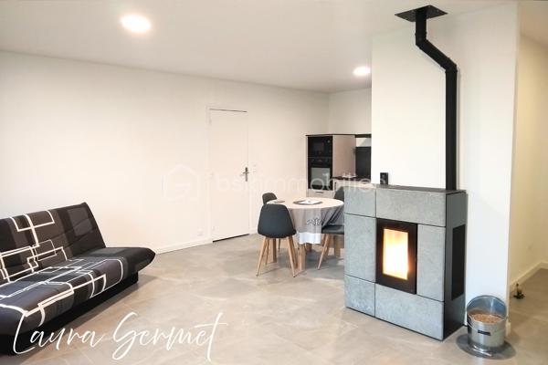 Située dans un lotissement calme de la commune d’Anjouin, à seulement quelques pas de l’école (il suffit de traverser la route), cette maison de plain-pied mitoyenne par le cellier offre un cadre de vie pratique et agréable.

D’une superficie d’environ 80 m², elle se compose :

D’une entrée spacieuse
D’une pièce de vie très lumineuse
Une cuisine moderne entièrement aménagée et équipée (four, micro ondes, lave vaisselle, frigo)
De 3 chambres
D’une salle d’eau
De WC séparés
D’un cellier de 8 m²
D’un garage de 16 m²

Le tout sur un terrain d’environ 800 m².

✨ Maison entièrement rénovée : aucun travaux à prévoir.

Chauffage par poêle à granulés moderne, à la fois performant et esthétique.

Les extérieurs offrent encore des possibilités d’aménagement selon vos envies (clôture, portail, paysagisme…), pour créer un espace parfaitement adapté à votre projet de vie.

📍 Localisation idéale :
Vatan à environ 10 minutes
Châteauroux à environ 30 minutes
Paris à environ 2h30

Un bien clé en main, idéal pour une famille ou pour un premier achat.
📩 Pour plus d’informations ou organiser une visite, contactez-moi.