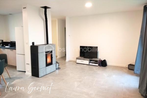 Située dans un lotissement calme de la commune d’Anjouin, à seulement quelques pas de l’école (il suffit de traverser la route), cette maison de plain-pied mitoyenne par le cellier offre un cadre de vie pratique et agréable.

D’une superficie d’environ 80 m², elle se compose :

D’une entrée spacieuse
D’une pièce de vie très lumineuse
Une cuisine moderne entièrement aménagée et équipée (four, micro ondes, lave vaisselle, frigo)
De 3 chambres
D’une salle d’eau
De WC séparés
D’un cellier de 8 m²
D’un garage de 16 m²

Le tout sur un terrain d’environ 800 m².

✨ Maison entièrement rénovée : aucun travaux à prévoir.

Chauffage par poêle à granulés moderne, à la fois performant et esthétique.

Les extérieurs offrent encore des possibilités d’aménagement selon vos envies (clôture, portail, paysagisme…), pour créer un espace parfaitement adapté à votre projet de vie.

📍 Localisation idéale :
Vatan à environ 10 minutes
Châteauroux à environ 30 minutes
Paris à environ 2h30

Un bien clé en main, idéal pour une famille ou pour un premier achat.
📩 Pour plus d’informations ou organiser une visite, contactez-moi.