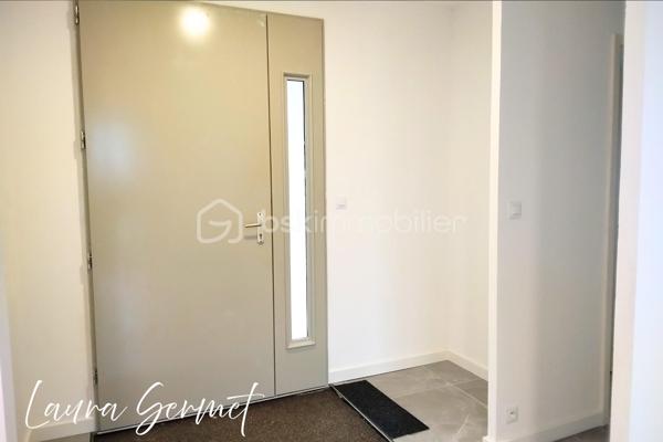 Située dans un lotissement calme de la commune d’Anjouin, à seulement quelques pas de l’école (il suffit de traverser la route), cette maison de plain-pied mitoyenne par le cellier offre un cadre de vie pratique et agréable.

D’une superficie d’environ 80 m², elle se compose :

D’une entrée spacieuse
D’une pièce de vie très lumineuse
Une cuisine moderne entièrement aménagée et équipée (four, micro ondes, lave vaisselle, frigo)
De 3 chambres
D’une salle d’eau
De WC séparés
D’un cellier de 8 m²
D’un garage de 16 m²

Le tout sur un terrain d’environ 800 m².

✨ Maison entièrement rénovée : aucun travaux à prévoir.

Chauffage par poêle à granulés moderne, à la fois performant et esthétique.

Les extérieurs offrent encore des possibilités d’aménagement selon vos envies (clôture, portail, paysagisme…), pour créer un espace parfaitement adapté à votre projet de vie.

📍 Localisation idéale :
Vatan à environ 10 minutes
Châteauroux à environ 30 minutes
Paris à environ 2h30

Un bien clé en main, idéal pour une famille ou pour un premier achat.
📩 Pour plus d’informations ou organiser une visite, contactez-moi.