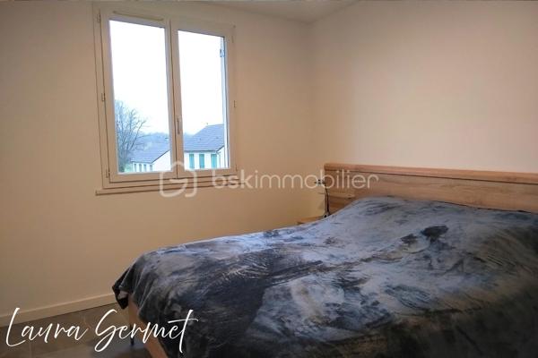 Située dans un lotissement calme de la commune d’Anjouin, à seulement quelques pas de l’école (il suffit de traverser la route), cette maison de plain-pied mitoyenne par le cellier offre un cadre de vie pratique et agréable.

D’une superficie d’environ 80 m², elle se compose :

D’une entrée spacieuse
D’une pièce de vie très lumineuse
Une cuisine moderne entièrement aménagée et équipée (four, micro ondes, lave vaisselle, frigo)
De 3 chambres
D’une salle d’eau
De WC séparés
D’un cellier de 8 m²
D’un garage de 16 m²

Le tout sur un terrain d’environ 800 m².

✨ Maison entièrement rénovée : aucun travaux à prévoir.

Chauffage par poêle à granulés moderne, à la fois performant et esthétique.

Les extérieurs offrent encore des possibilités d’aménagement selon vos envies (clôture, portail, paysagisme…), pour créer un espace parfaitement adapté à votre projet de vie.

📍 Localisation idéale :
Vatan à environ 10 minutes
Châteauroux à environ 30 minutes
Paris à environ 2h30

Un bien clé en main, idéal pour une famille ou pour un premier achat.
📩 Pour plus d’informations ou organiser une visite, contactez-moi.