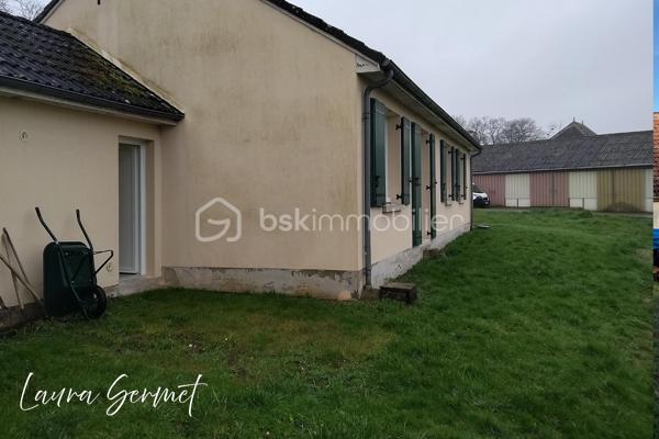 Située dans un lotissement calme de la commune d’Anjouin, à seulement quelques pas de l’école (il suffit de traverser la route), cette maison de plain-pied mitoyenne par le cellier offre un cadre de vie pratique et agréable.

D’une superficie d’environ 80 m², elle se compose :

D’une entrée spacieuse
D’une pièce de vie très lumineuse
Une cuisine moderne entièrement aménagée et équipée (four, micro ondes, lave vaisselle, frigo)
De 3 chambres
D’une salle d’eau
De WC séparés
D’un cellier de 8 m²
D’un garage de 16 m²

Le tout sur un terrain d’environ 800 m².

✨ Maison entièrement rénovée : aucun travaux à prévoir.

Chauffage par poêle à granulés moderne, à la fois performant et esthétique.

Les extérieurs offrent encore des possibilités d’aménagement selon vos envies (clôture, portail, paysagisme…), pour créer un espace parfaitement adapté à votre projet de vie.

📍 Localisation idéale :
Vatan à environ 10 minutes
Châteauroux à environ 30 minutes
Paris à environ 2h30

Un bien clé en main, idéal pour une famille ou pour un premier achat.
📩 Pour plus d’informations ou organiser une visite, contactez-moi.