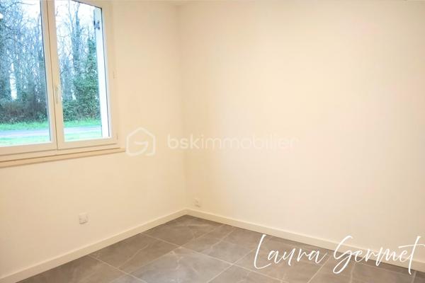 Située dans un lotissement calme de la commune d’Anjouin, à seulement quelques pas de l’école (il suffit de traverser la route), cette maison de plain-pied mitoyenne par le cellier offre un cadre de vie pratique et agréable.

D’une superficie d’environ 80 m², elle se compose :

D’une entrée spacieuse
D’une pièce de vie très lumineuse
Une cuisine moderne entièrement aménagée et équipée (four, micro ondes, lave vaisselle, frigo)
De 3 chambres
D’une salle d’eau
De WC séparés
D’un cellier de 8 m²
D’un garage de 16 m²

Le tout sur un terrain d’environ 800 m².

✨ Maison entièrement rénovée : aucun travaux à prévoir.

Chauffage par poêle à granulés moderne, à la fois performant et esthétique.

Les extérieurs offrent encore des possibilités d’aménagement selon vos envies (clôture, portail, paysagisme…), pour créer un espace parfaitement adapté à votre projet de vie.

📍 Localisation idéale :
Vatan à environ 10 minutes
Châteauroux à environ 30 minutes
Paris à environ 2h30

Un bien clé en main, idéal pour une famille ou pour un premier achat.
📩 Pour plus d’informations ou organiser une visite, contactez-moi.