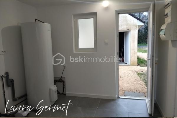 Située dans un lotissement calme de la commune d’Anjouin, à seulement quelques pas de l’école (il suffit de traverser la route), cette maison de plain-pied mitoyenne par le cellier offre un cadre de vie pratique et agréable.

D’une superficie d’environ 80 m², elle se compose :

D’une entrée spacieuse
D’une pièce de vie très lumineuse
Une cuisine moderne entièrement aménagée et équipée (four, micro ondes, lave vaisselle, frigo)
De 3 chambres
D’une salle d’eau
De WC séparés
D’un cellier de 8 m²
D’un garage de 16 m²

Le tout sur un terrain d’environ 800 m².

✨ Maison entièrement rénovée : aucun travaux à prévoir.

Chauffage par poêle à granulés moderne, à la fois performant et esthétique.

Les extérieurs offrent encore des possibilités d’aménagement selon vos envies (clôture, portail, paysagisme…), pour créer un espace parfaitement adapté à votre projet de vie.

📍 Localisation idéale :
Vatan à environ 10 minutes
Châteauroux à environ 30 minutes
Paris à environ 2h30

Un bien clé en main, idéal pour une famille ou pour un premier achat.
📩 Pour plus d’informations ou organiser une visite, contactez-moi.