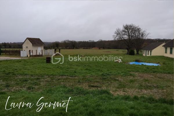 Située dans un lotissement calme de la commune d’Anjouin, à seulement quelques pas de l’école (il suffit de traverser la route), cette maison de plain-pied mitoyenne par le cellier offre un cadre de vie pratique et agréable.

D’une superficie d’environ 80 m², elle se compose :

D’une entrée spacieuse
D’une pièce de vie très lumineuse
Une cuisine moderne entièrement aménagée et équipée (four, micro ondes, lave vaisselle, frigo)
De 3 chambres
D’une salle d’eau
De WC séparés
D’un cellier de 8 m²
D’un garage de 16 m²

Le tout sur un terrain d’environ 800 m².

✨ Maison entièrement rénovée : aucun travaux à prévoir.

Chauffage par poêle à granulés moderne, à la fois performant et esthétique.

Les extérieurs offrent encore des possibilités d’aménagement selon vos envies (clôture, portail, paysagisme…), pour créer un espace parfaitement adapté à votre projet de vie.

📍 Localisation idéale :
Vatan à environ 10 minutes
Châteauroux à environ 30 minutes
Paris à environ 2h30

Un bien clé en main, idéal pour une famille ou pour un premier achat.
📩 Pour plus d’informations ou organiser une visite, contactez-moi.
