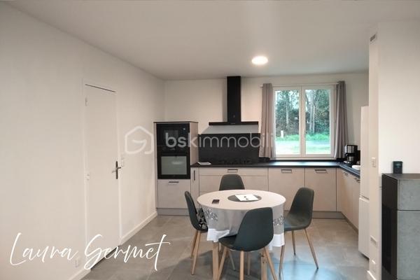Située dans un lotissement calme de la commune d’Anjouin, à seulement quelques pas de l’école (il suffit de traverser la route), cette maison de plain-pied mitoyenne par le cellier offre un cadre de vie pratique et agréable.

D’une superficie d’environ 80 m², elle se compose :

D’une entrée spacieuse
D’une pièce de vie très lumineuse
Une cuisine moderne entièrement aménagée et équipée (four, micro ondes, lave vaisselle, frigo)
De 3 chambres
D’une salle d’eau
De WC séparés
D’un cellier de 8 m²
D’un garage de 16 m²

Le tout sur un terrain d’environ 800 m².

✨ Maison entièrement rénovée : aucun travaux à prévoir.

Chauffage par poêle à granulés moderne, à la fois performant et esthétique.

Les extérieurs offrent encore des possibilités d’aménagement selon vos envies (clôture, portail, paysagisme…), pour créer un espace parfaitement adapté à votre projet de vie.

📍 Localisation idéale :
Vatan à environ 10 minutes
Châteauroux à environ 30 minutes
Paris à environ 2h30

Un bien clé en main, idéal pour une famille ou pour un premier achat.
📩 Pour plus d’informations ou organiser une visite, contactez-moi.