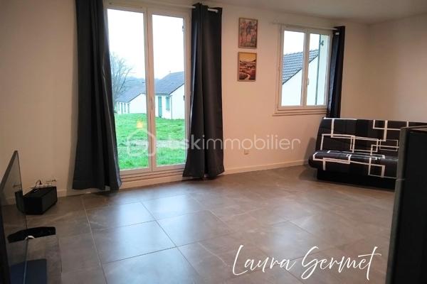 Située dans un lotissement calme de la commune d’Anjouin, à seulement quelques pas de l’école (il suffit de traverser la route), cette maison de plain-pied mitoyenne par le cellier offre un cadre de vie pratique et agréable.

D’une superficie d’environ 80 m², elle se compose :

D’une entrée spacieuse
D’une pièce de vie très lumineuse
Une cuisine moderne entièrement aménagée et équipée (four, micro ondes, lave vaisselle, frigo)
De 3 chambres
D’une salle d’eau
De WC séparés
D’un cellier de 8 m²
D’un garage de 16 m²

Le tout sur un terrain d’environ 800 m².

✨ Maison entièrement rénovée : aucun travaux à prévoir.

Chauffage par poêle à granulés moderne, à la fois performant et esthétique.

Les extérieurs offrent encore des possibilités d’aménagement selon vos envies (clôture, portail, paysagisme…), pour créer un espace parfaitement adapté à votre projet de vie.

📍 Localisation idéale :
Vatan à environ 10 minutes
Châteauroux à environ 30 minutes
Paris à environ 2h30

Un bien clé en main, idéal pour une famille ou pour un premier achat.
📩 Pour plus d’informations ou organiser une visite, contactez-moi.