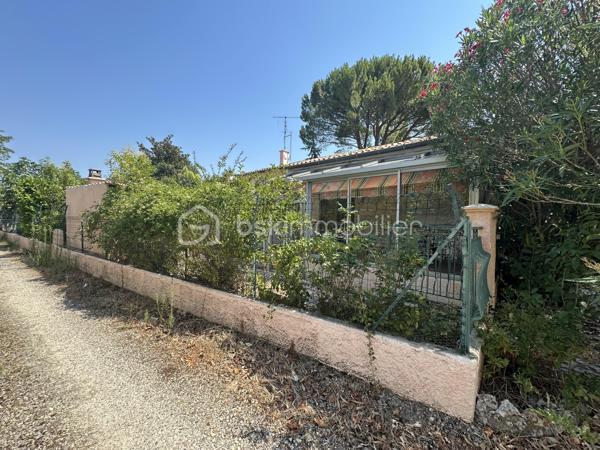 MONTÉLIMAR - Maison plain pied de potentiel type T6 avec garage. Sur une parcelle de 600m2 environ nous vous présentons à la vente ce bien à rafraîchir de 137m2 habitable. Il se compose de 5 chambres, double séjour lumineux, cuisine indépendante, véranda, salle de bain et toilettes indépendant. Vous bénéficierez également dans le lot d’un garage, abris couvert pour véhicules ou stockage, cuisine d’été et dépendances avec jardin piscinable. Contactez nous dés à présent pour une visite.