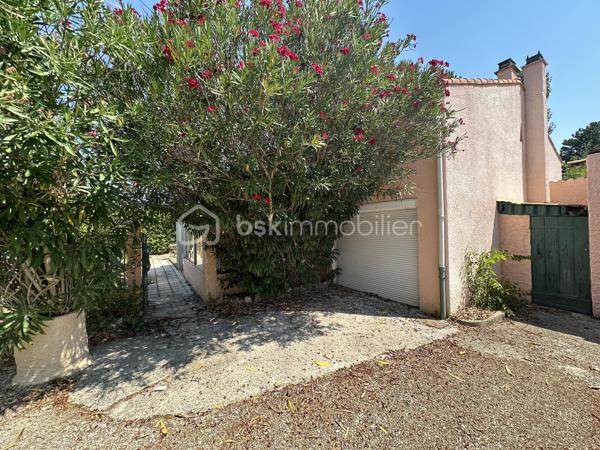 MONTÉLIMAR - Maison plain pied de potentiel type T6 avec garage. Sur une parcelle de 600m2 environ nous vous présentons à la vente ce bien à rafraîchir de 137m2 habitable. Il se compose de 5 chambres, double séjour lumineux, cuisine indépendante, véranda, salle de bain et toilettes indépendant. Vous bénéficierez également dans le lot d’un garage, abris couvert pour véhicules ou stockage, cuisine d’été et dépendances avec jardin piscinable. Contactez nous dés à présent pour une visite.