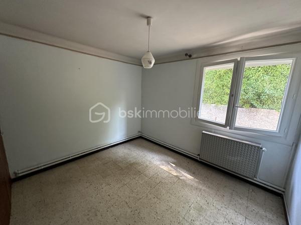 MONTÉLIMAR - Maison plain pied de potentiel type T6 avec garage. Sur une parcelle de 600m2 environ nous vous présentons à la vente ce bien à rafraîchir de 137m2 habitable. Il se compose de 5 chambres, double séjour lumineux, cuisine indépendante, véranda, salle de bain et toilettes indépendant. Vous bénéficierez également dans le lot d’un garage, abris couvert pour véhicules ou stockage, cuisine d’été et dépendances avec jardin piscinable. Contactez nous dés à présent pour une visite.