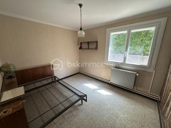 MONTÉLIMAR - Maison plain pied de potentiel type T6 avec garage. Sur une parcelle de 600m2 environ nous vous présentons à la vente ce bien à rafraîchir de 137m2 habitable. Il se compose de 5 chambres, double séjour lumineux, cuisine indépendante, véranda, salle de bain et toilettes indépendant. Vous bénéficierez également dans le lot d’un garage, abris couvert pour véhicules ou stockage, cuisine d’été et dépendances avec jardin piscinable. Contactez nous dés à présent pour une visite.