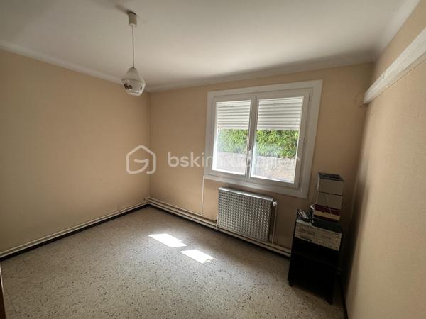 MONTÉLIMAR - Maison plain pied de potentiel type T6 avec garage. Sur une parcelle de 600m2 environ nous vous présentons à la vente ce bien à rafraîchir de 137m2 habitable. Il se compose de 5 chambres, double séjour lumineux, cuisine indépendante, véranda, salle de bain et toilettes indépendant. Vous bénéficierez également dans le lot d’un garage, abris couvert pour véhicules ou stockage, cuisine d’été et dépendances avec jardin piscinable. Contactez nous dés à présent pour une visite.