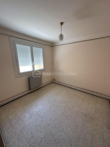 MONTÉLIMAR - Maison plain pied de potentiel type T6 avec garage. Sur une parcelle de 600m2 environ nous vous présentons à la vente ce bien à rafraîchir de 137m2 habitable. Il se compose de 5 chambres, double séjour lumineux, cuisine indépendante, véranda, salle de bain et toilettes indépendant. Vous bénéficierez également dans le lot d’un garage, abris couvert pour véhicules ou stockage, cuisine d’été et dépendances avec jardin piscinable. Contactez nous dés à présent pour une visite.